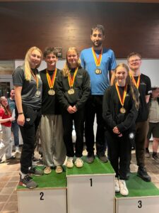 Auf dem Siegerfoto der Kreismeister 2026 von links: Jana Selina Weindok, Erik Zeffler, Sunny Helbing, Chris Schwarznecker, Hannah Jarek und Paul Coblenz (alle Peiner Schwimmverein)